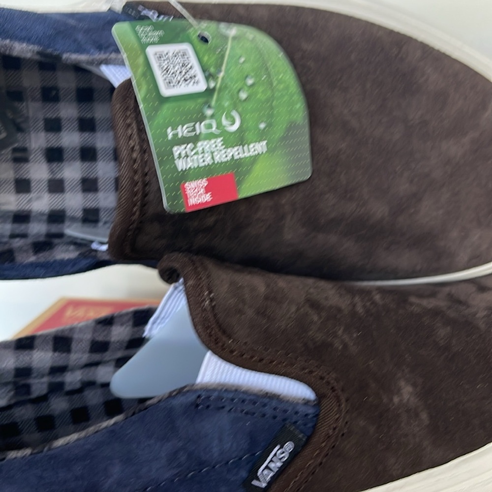 Vans Men’s Classic Slip-On
Pig Suede Plaid Brown/Navy
VN000BVZBF1
Sneakers - Picture 15 of 16